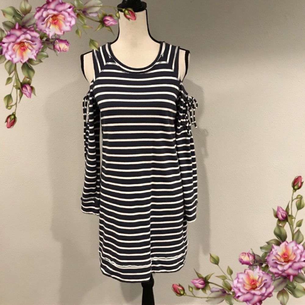 ‎Striped cold shoulder long sleeve dress